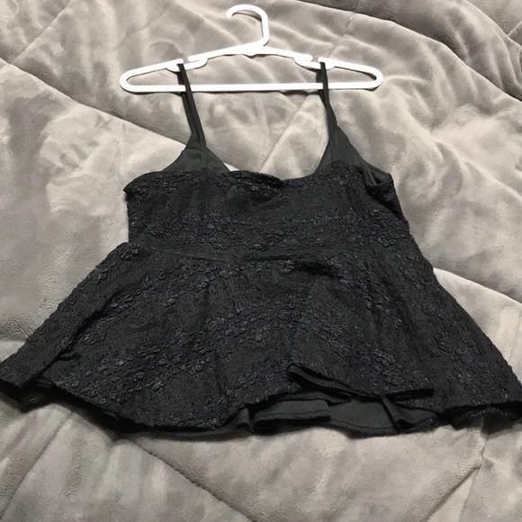 Black flowy cropped tank - Picture 2 of 3